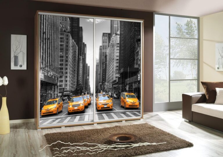 Szafa przesuwna Penelopa 205 cm z motywem Taxi 2 - Dąb Artisan - Maridex